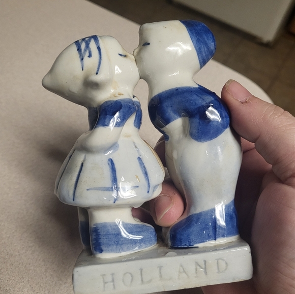 Vintage Delft Kissing Couple - Picture 2 of 3
